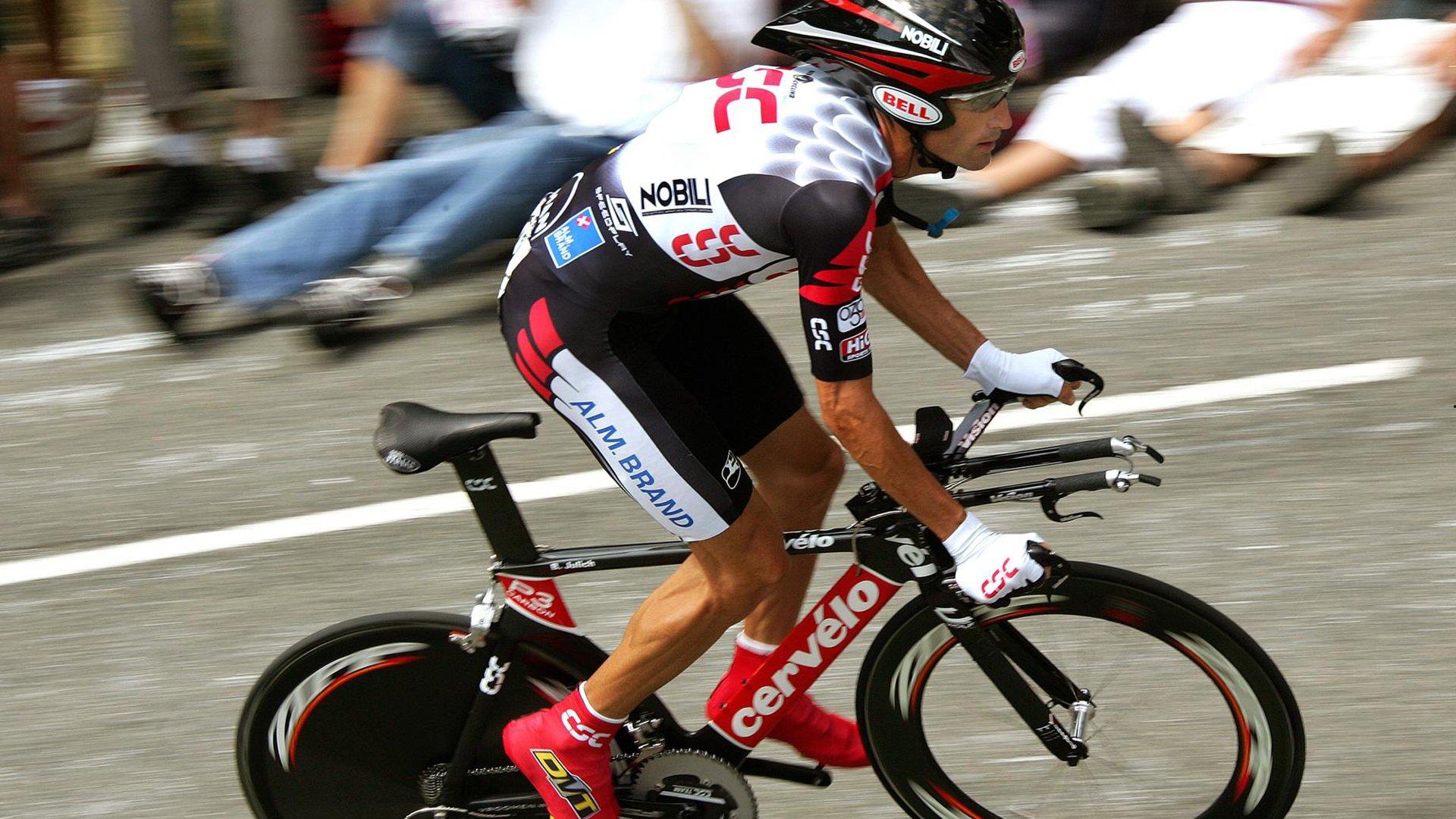 东契奇热身赛惊魂，遭队友误伤倒地，初步检查显示无大碍